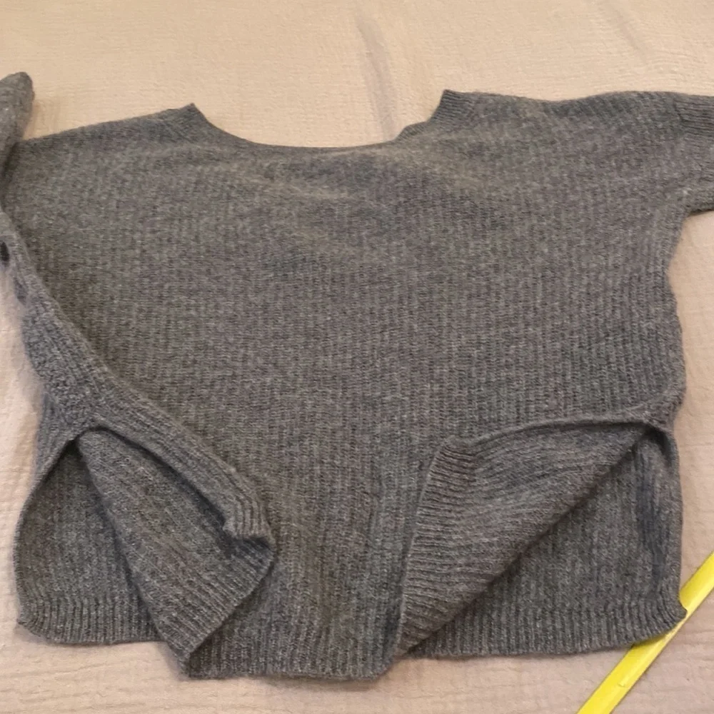 Christopher Fisher gray cashmere sweater top. Size Xs